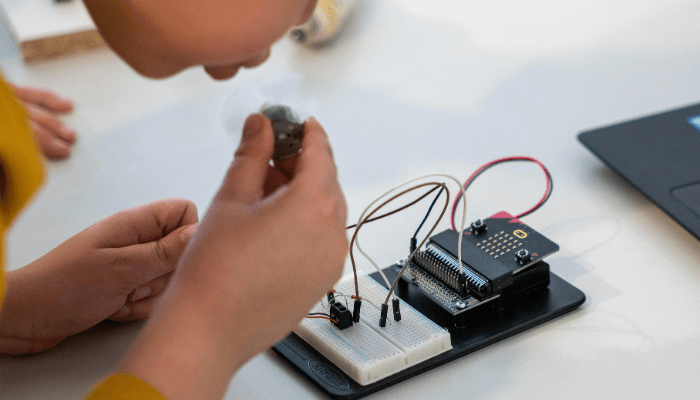 بررسی انواع میکروکنترلرها و مقایسه پرکاربردترین آن‌ها